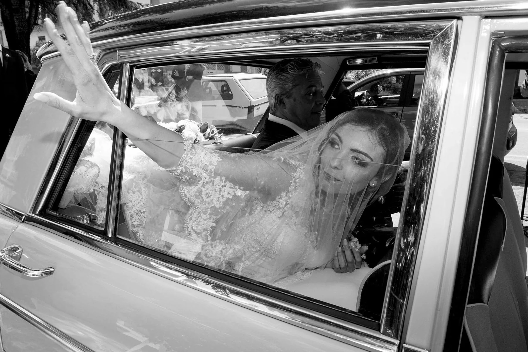 Sposa in automobile, fotografia spontanea
