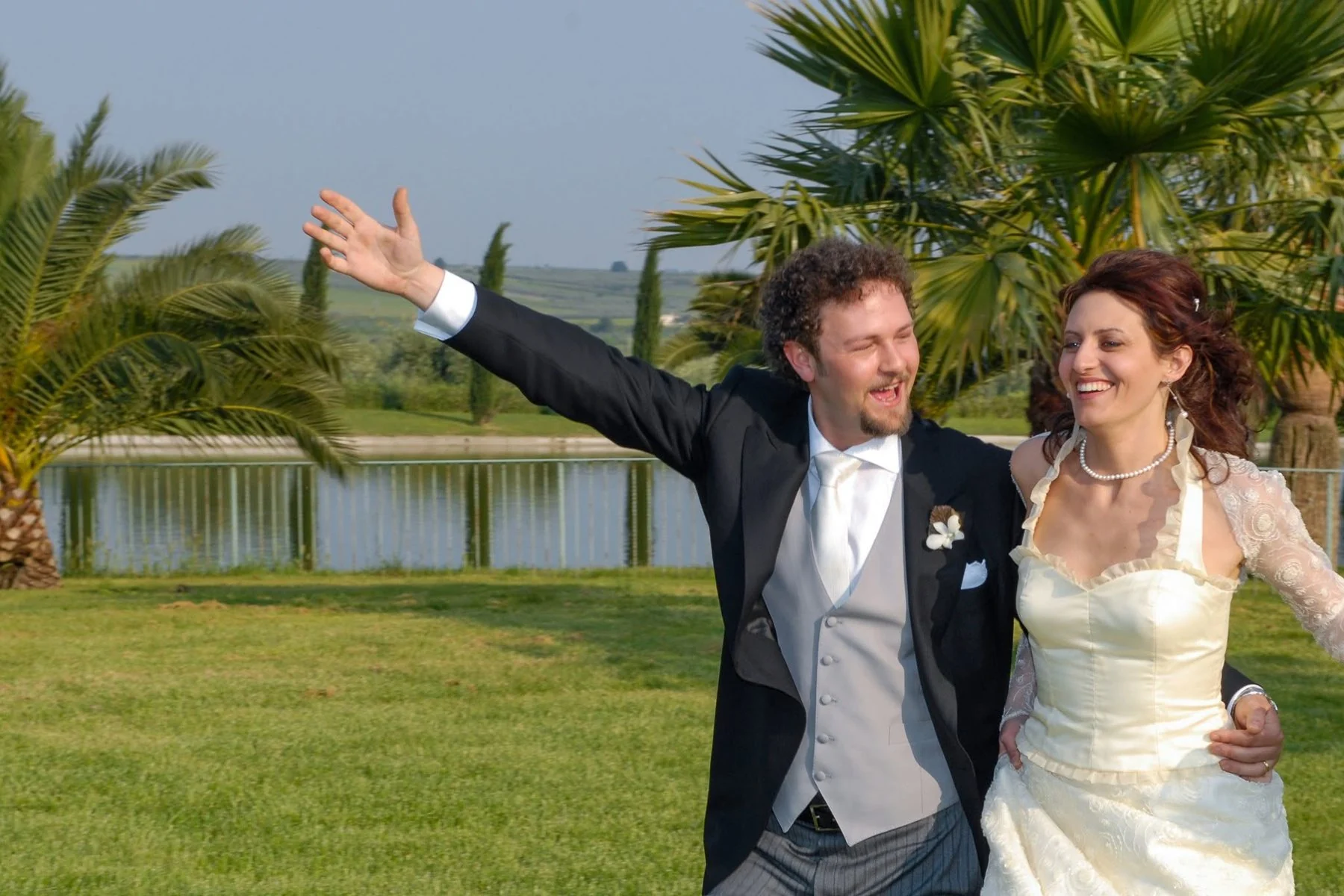 Sposi sorridenti all'aperto